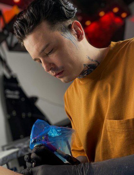 Сергей — тату мастер и наставник учеников Art Tattoo