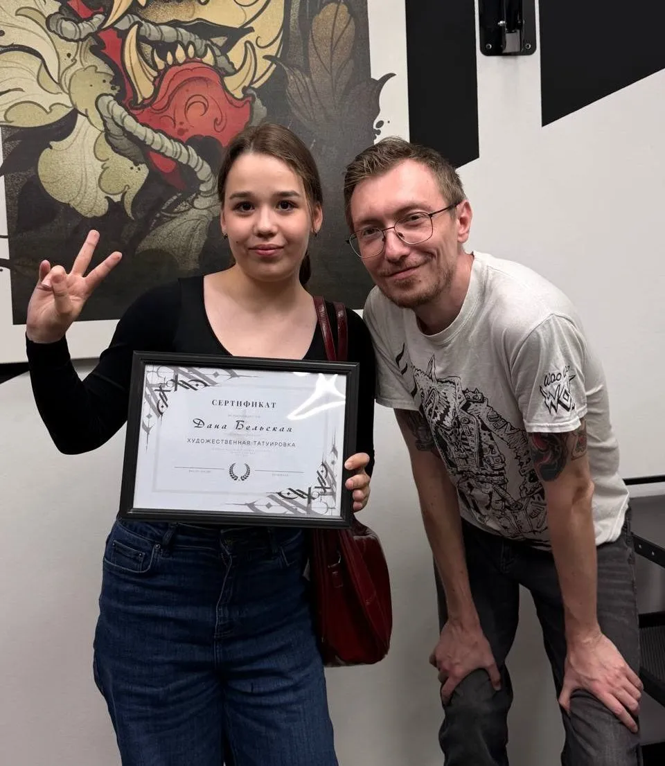 Ученики и преподаватель тату школы
